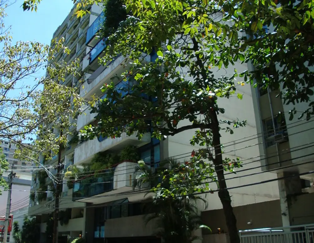 Edificio Blue Wave