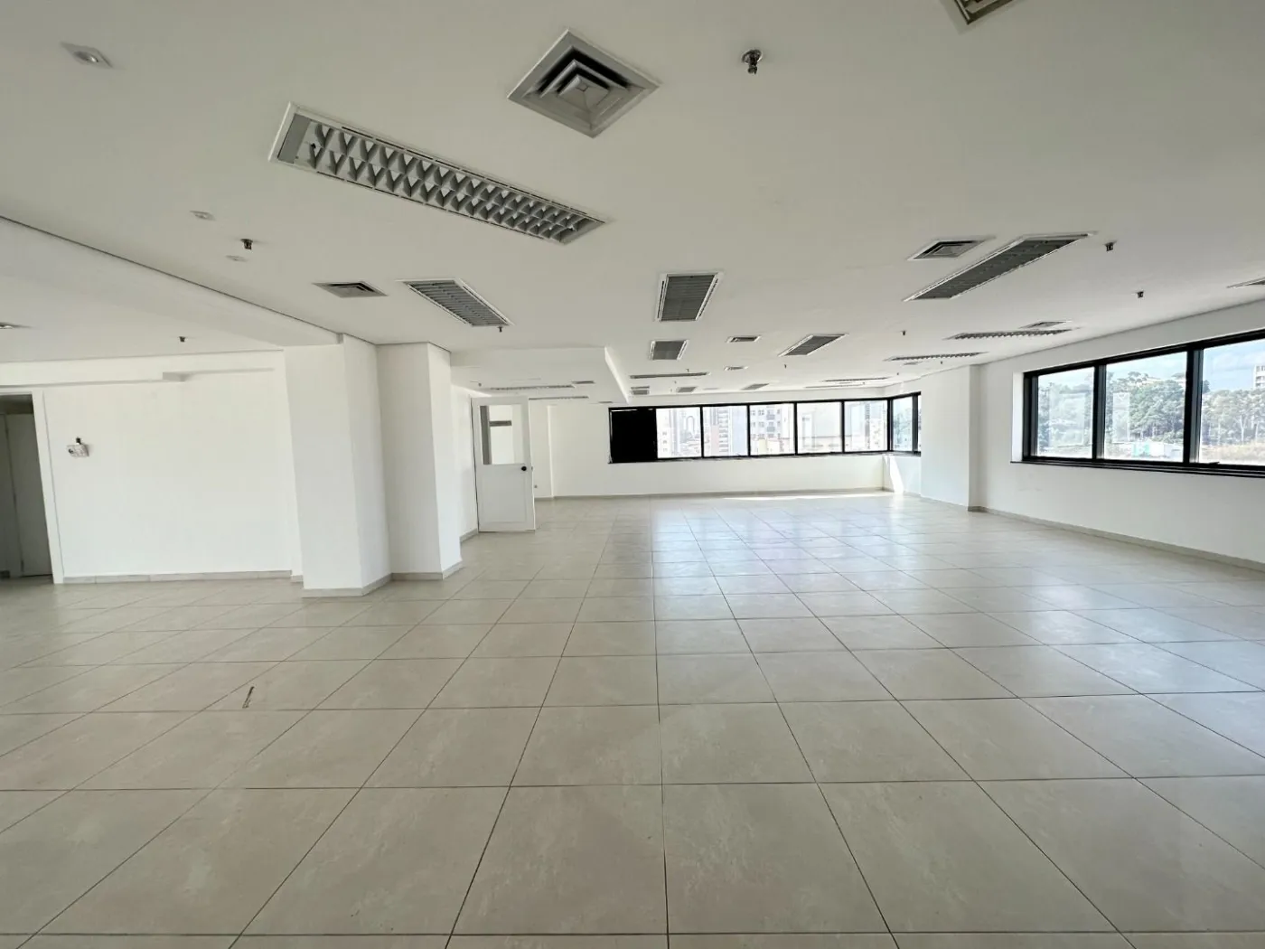 Vari Santana Sala CJ0692 - Oui Imóveis Exclusividades