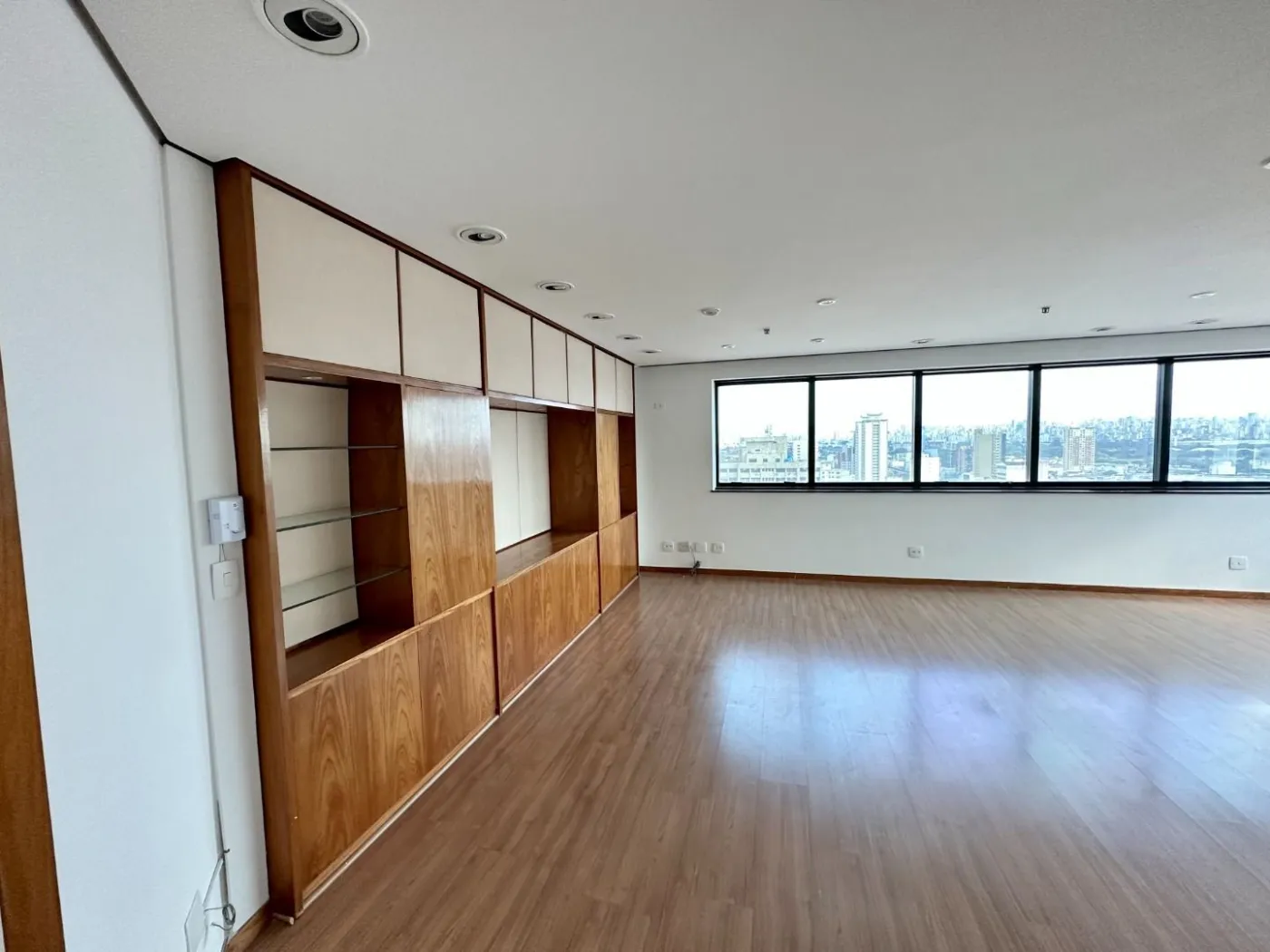 Vari Santana Sala CJ0694 - Oui Imóveis Exclusividades