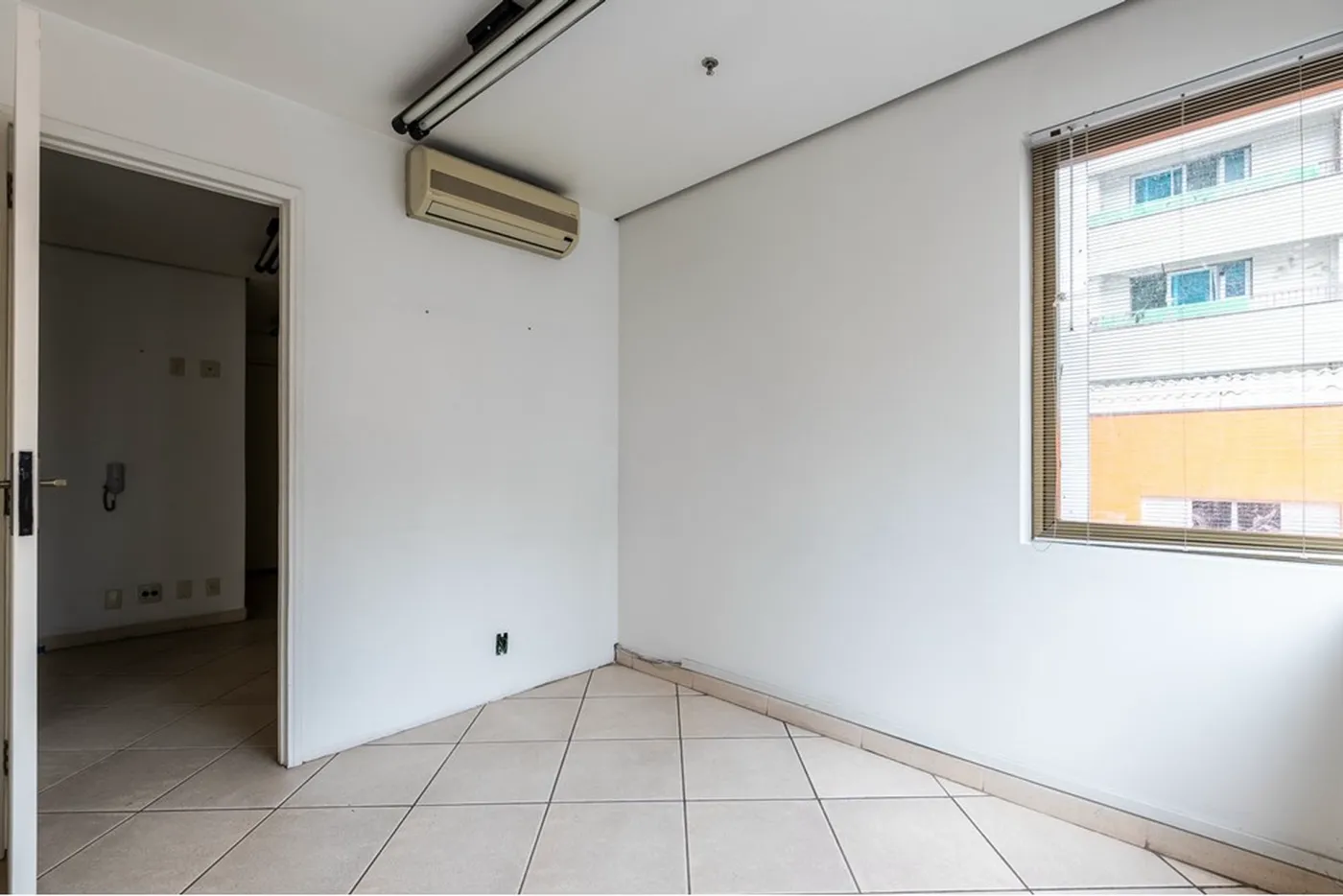 BVBR 190 Sala 601971007-160 - REMAX Empire Exclusividades — foto 2