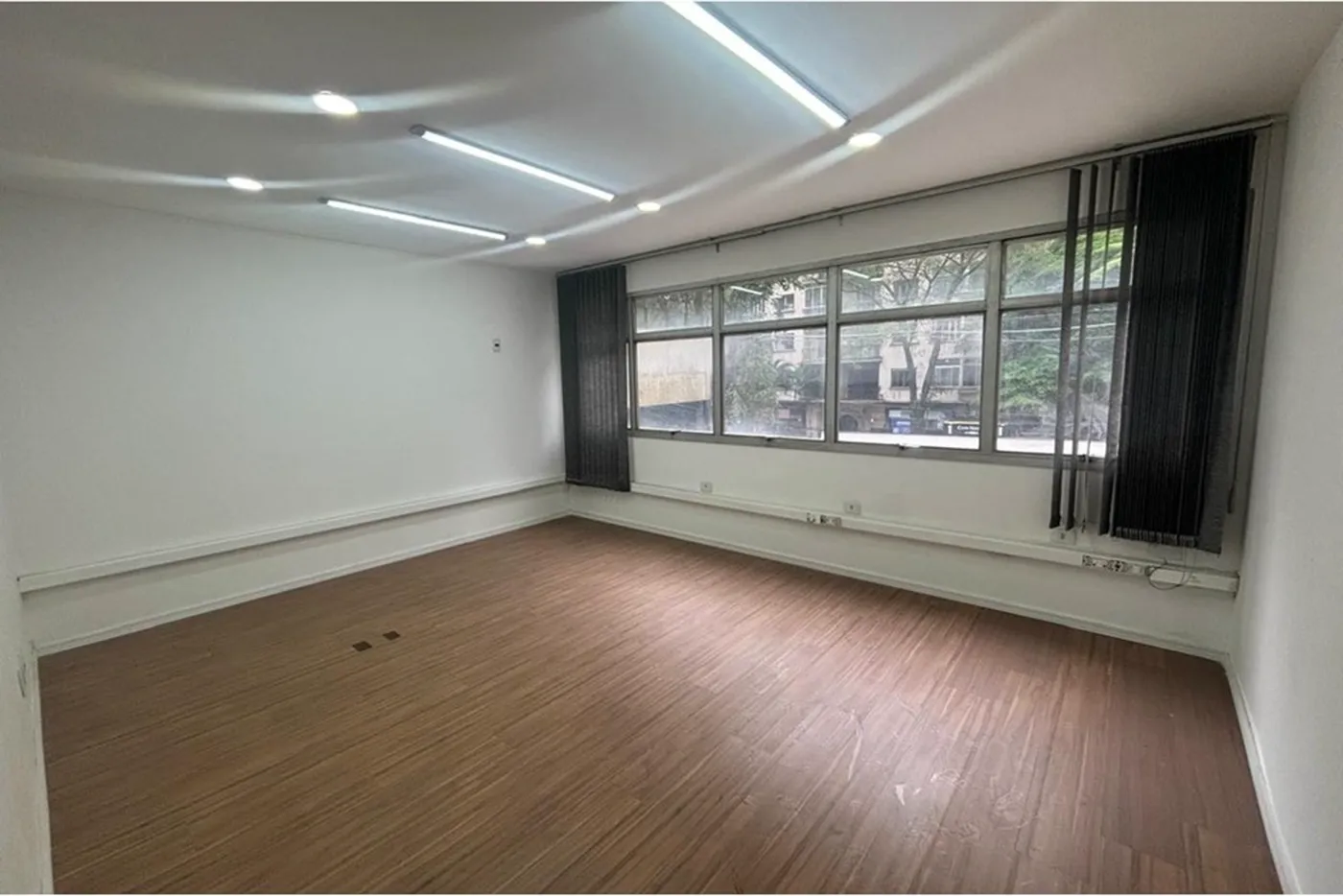 BVBLA 2466 Sala 601401007-76 - REMAX Paradisus Exclusividades