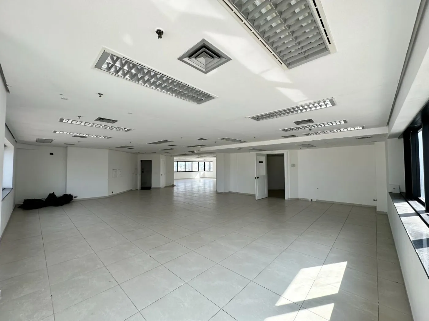 Vari Santana Sala CJ0692 - Oui Imóveis Exclusividades