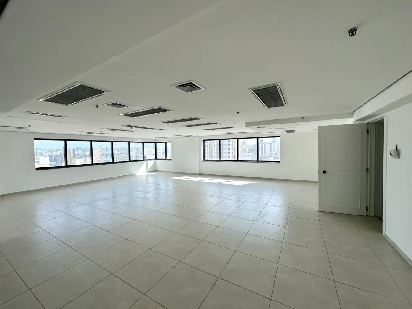 Vari Santana Sala CJ0692 - Oui Imóveis Exclusividades