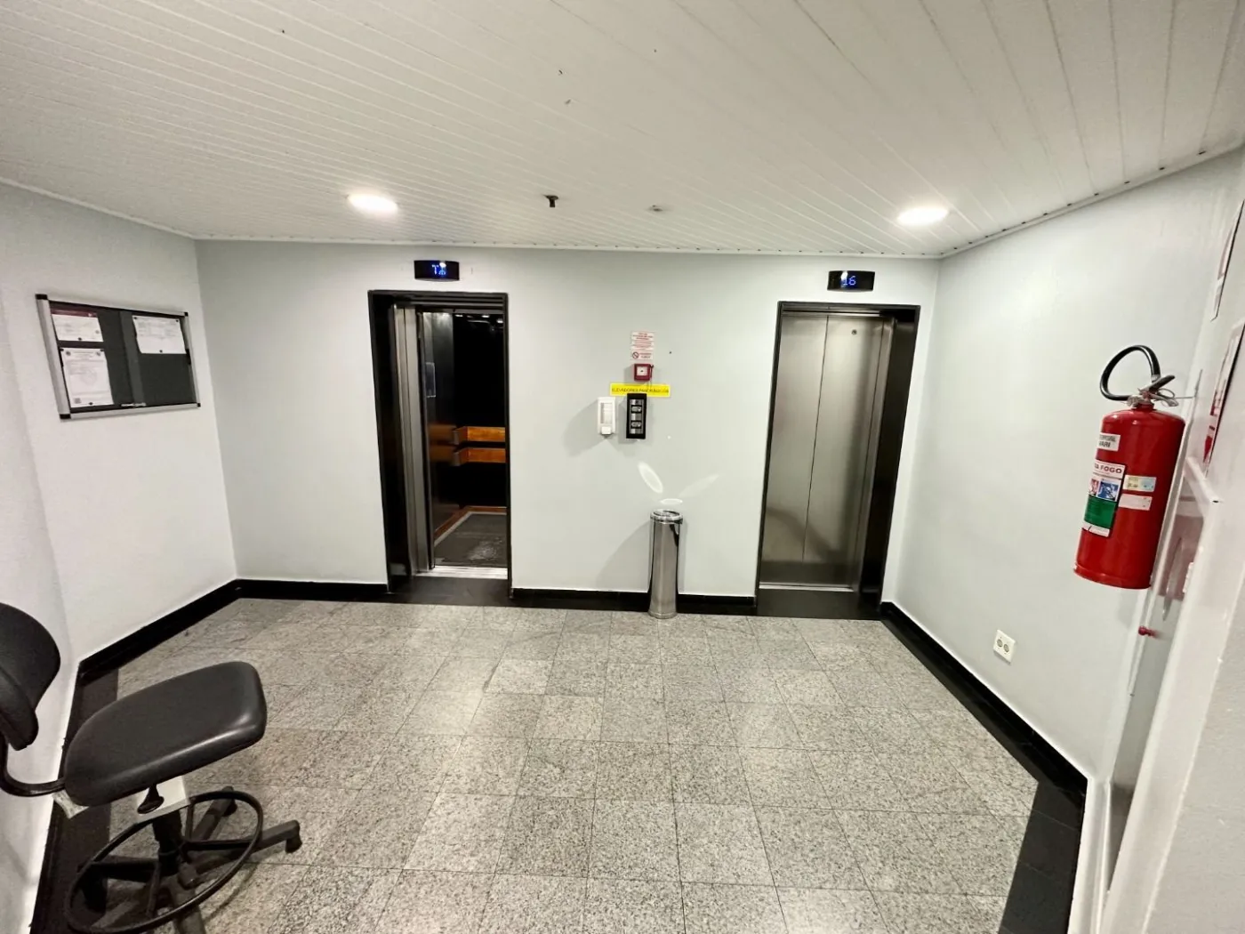 Vari Santana Sala CJ0694 - Oui Imóveis Exclusividades