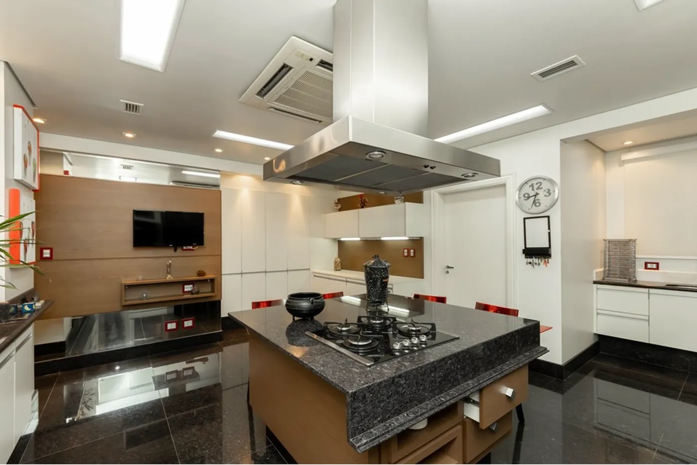 RSL 140 Apto 601721028-41 - REMAX Front Exclusividades