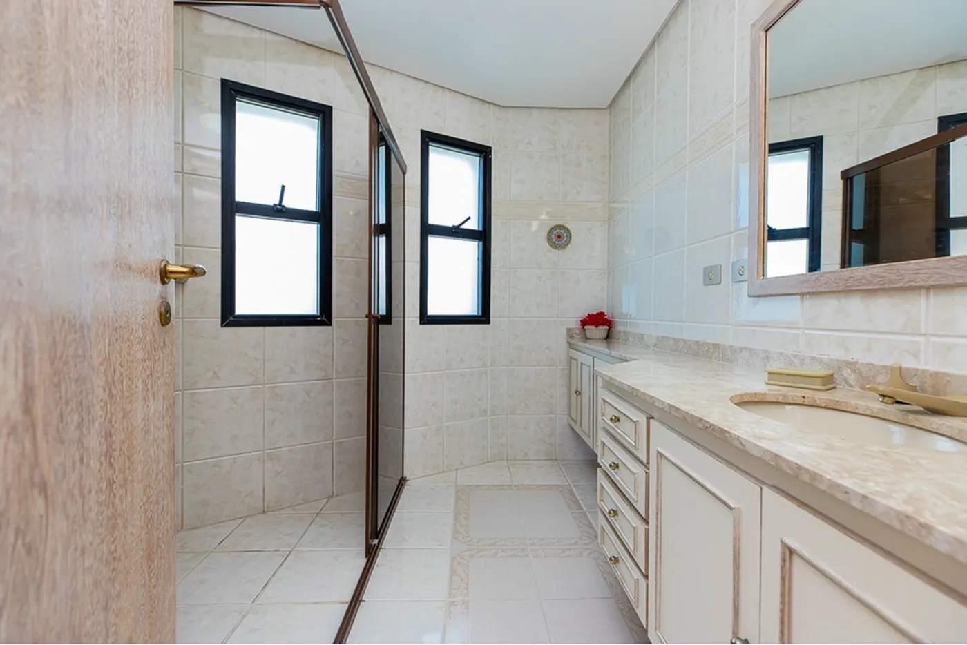 RDSLDS 241 Apto 601241033-84 - REMAX Ville Exclusividades