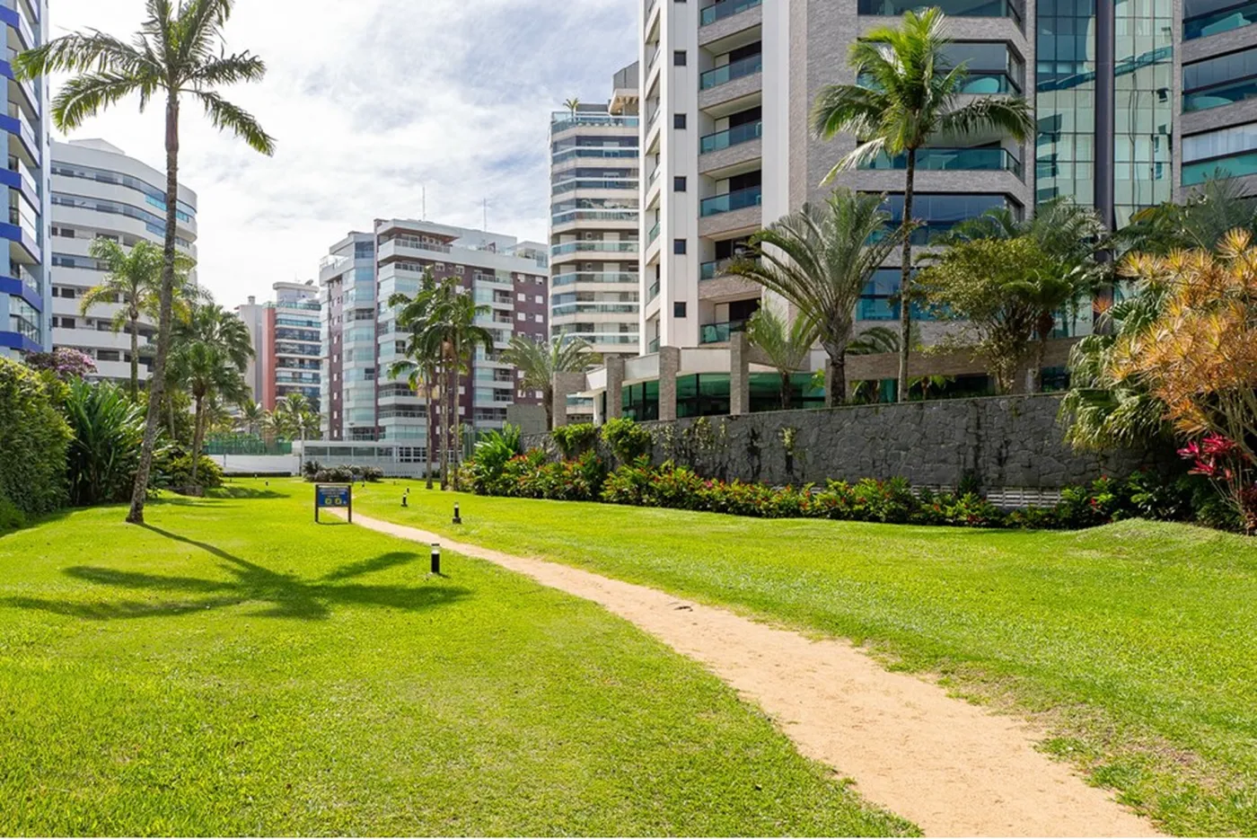 RDSLDS 241 Apto 601241033-84 - REMAX Ville Exclusividades