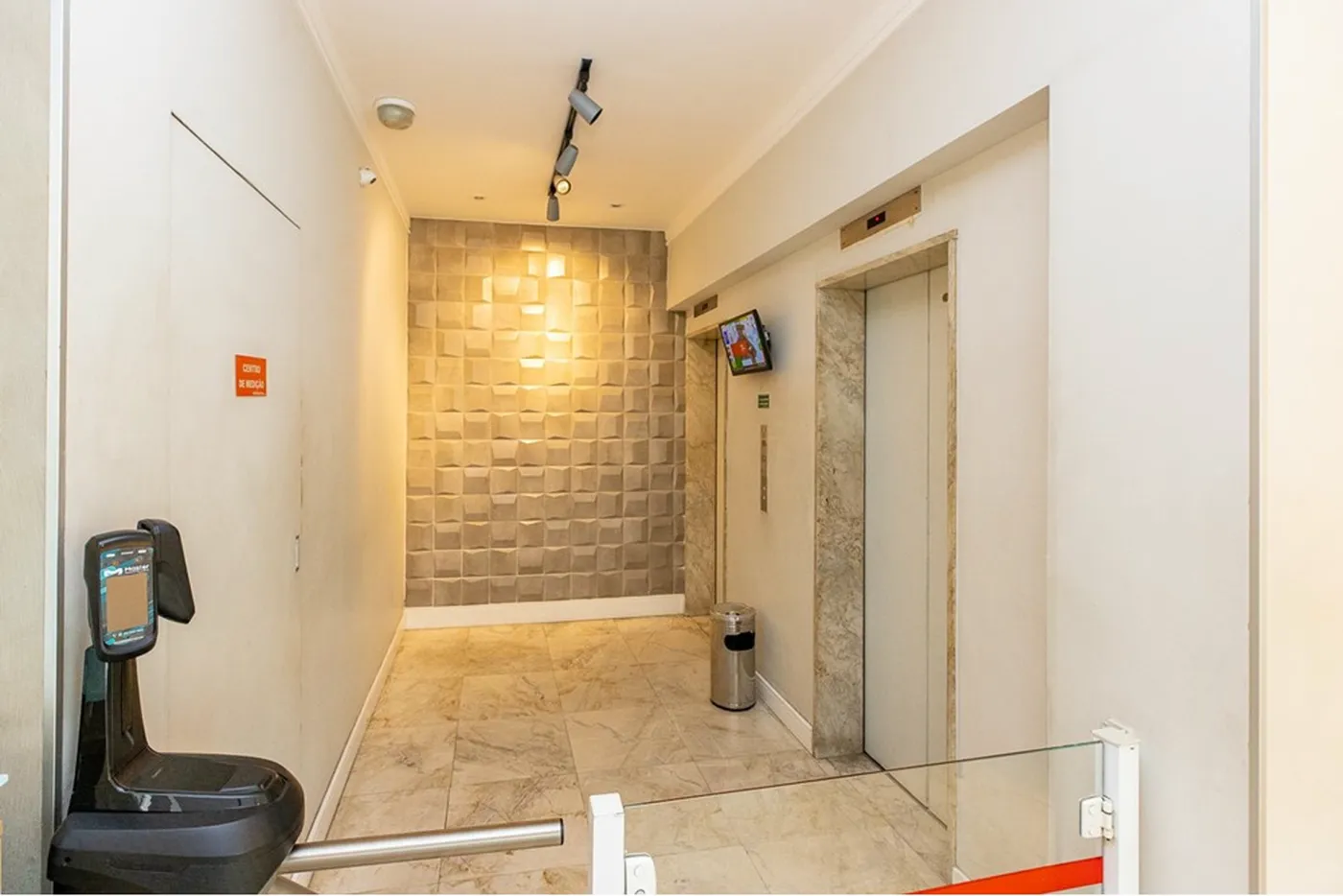 ADBVAP 2464 Sala 601131050-20 - REMAX Ares Exclusividades