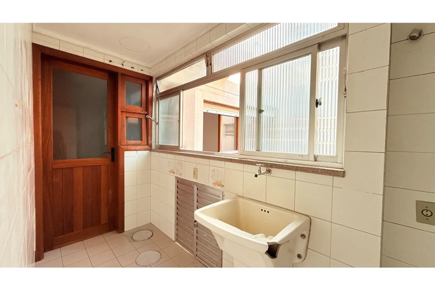 BFHD 182 Apto 610101007-31 - REMAX Tri Exclusividades
