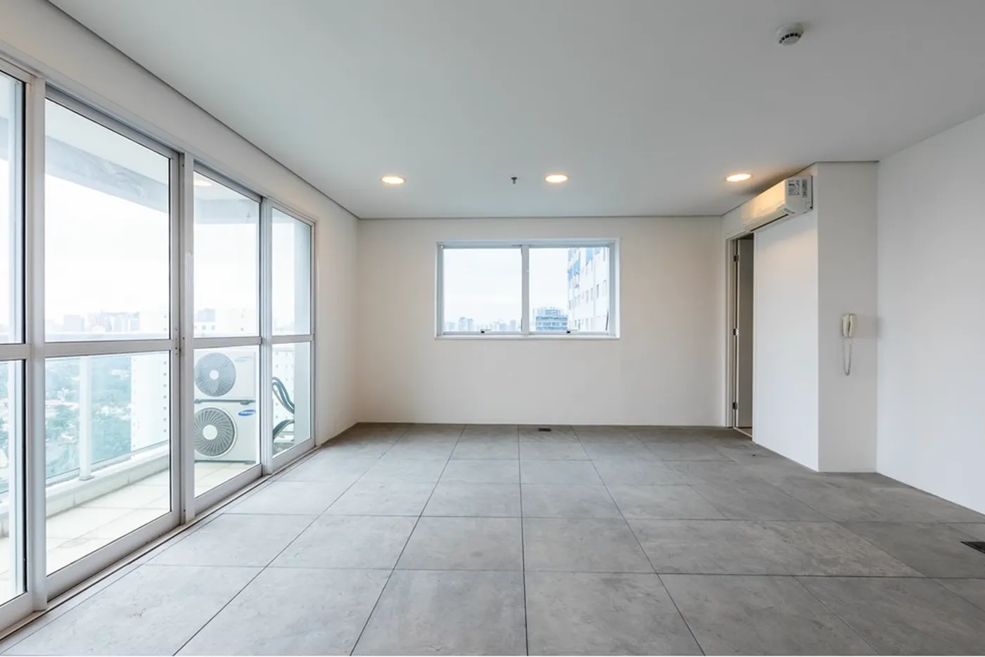 SANDJ 72 Sala 601971032-108 - REMAX Empire Exclusividades
