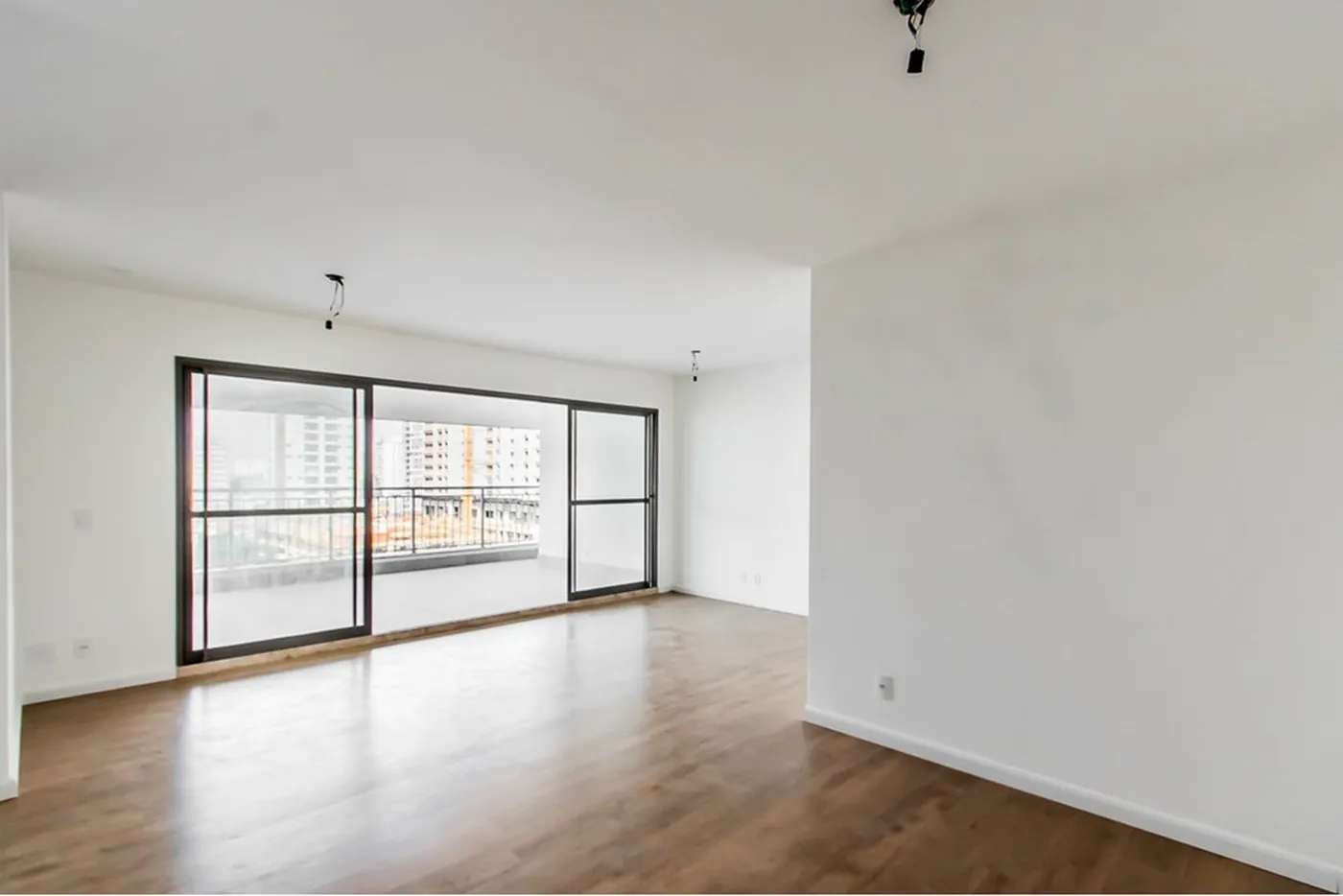 ISS 596 Apto 601401007-58 - REMAX Paradisus Exclusividades
