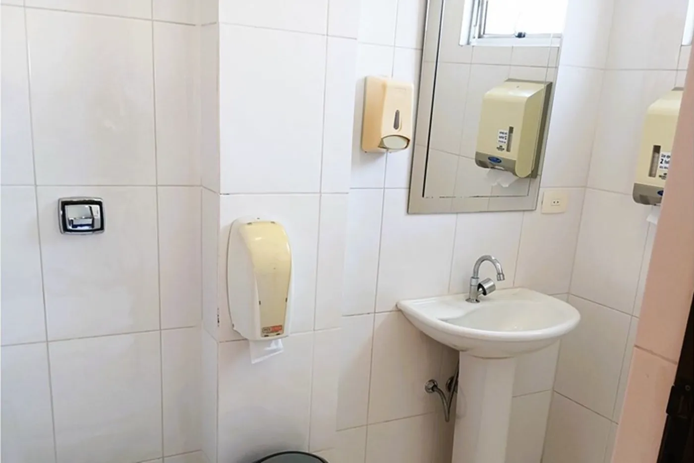 POC 124 Sala 601081093-5 - REMAX Lepex Exclusividades