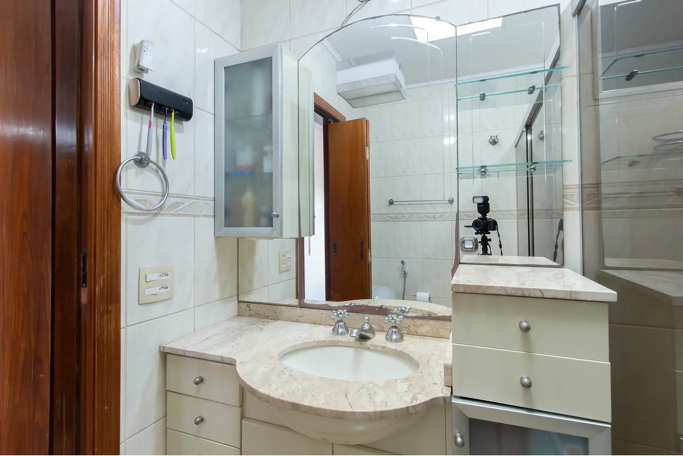 CBGE 195 Apto 601971018-1240 - REMAX Empire Exclusividades