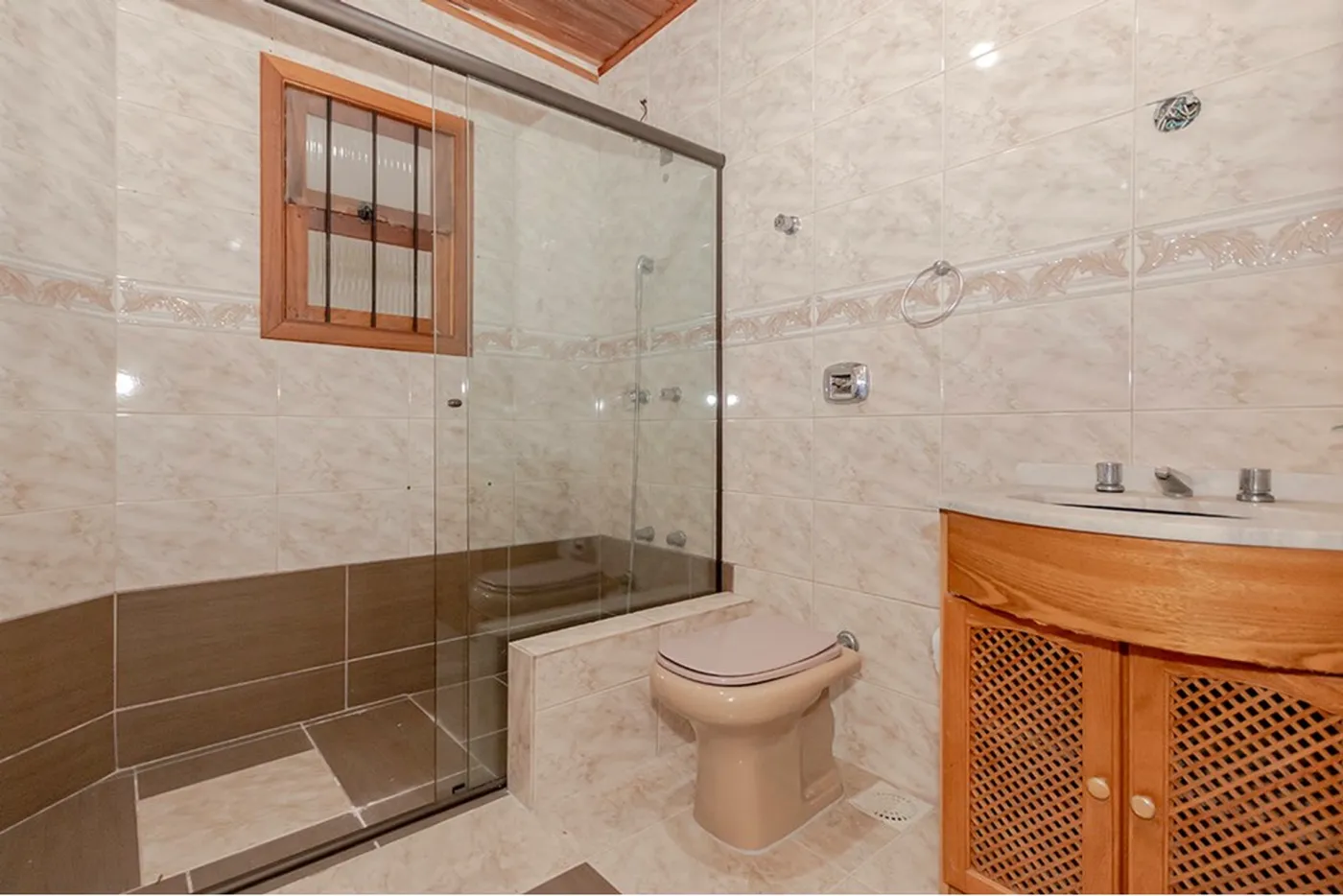 JPJH 113 610291021-176 - REMAX Capital Park Exclusividades