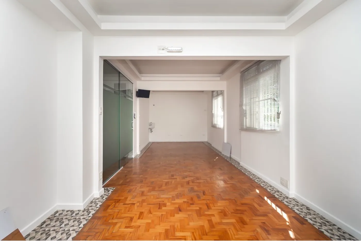 BCP 52 Sala 601361016-166 - REMAX Trio Exclusividades
