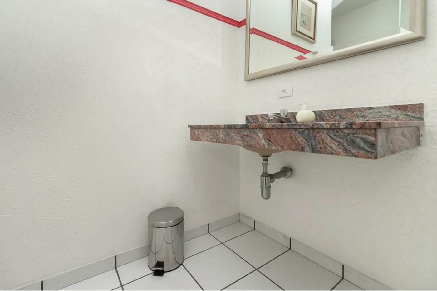 BCP 52 Sala 601361016-166 - REMAX Trio Exclusividades