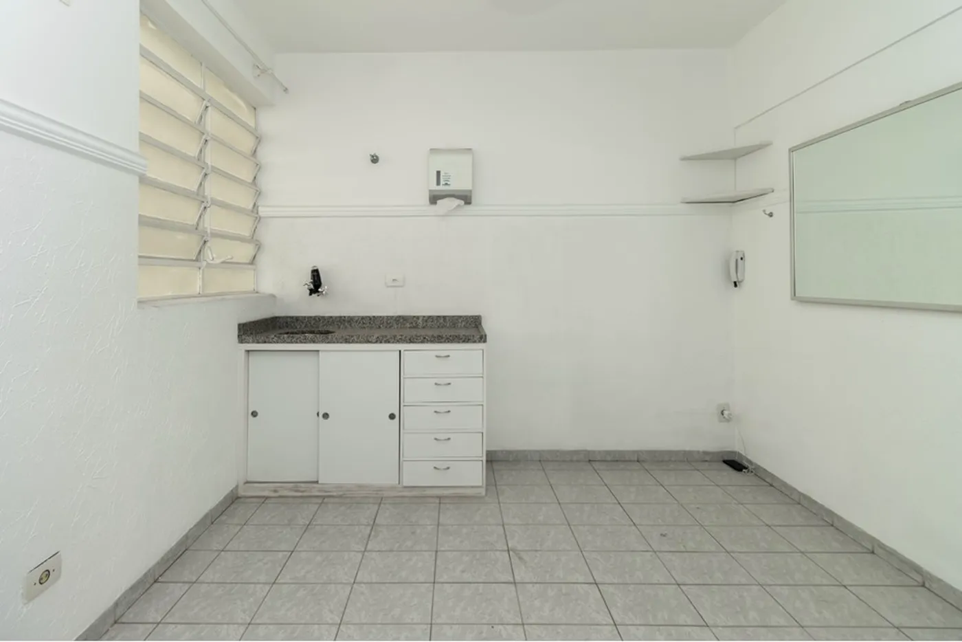 BCP 52 Sala 601361016-166 - REMAX Trio Exclusividades