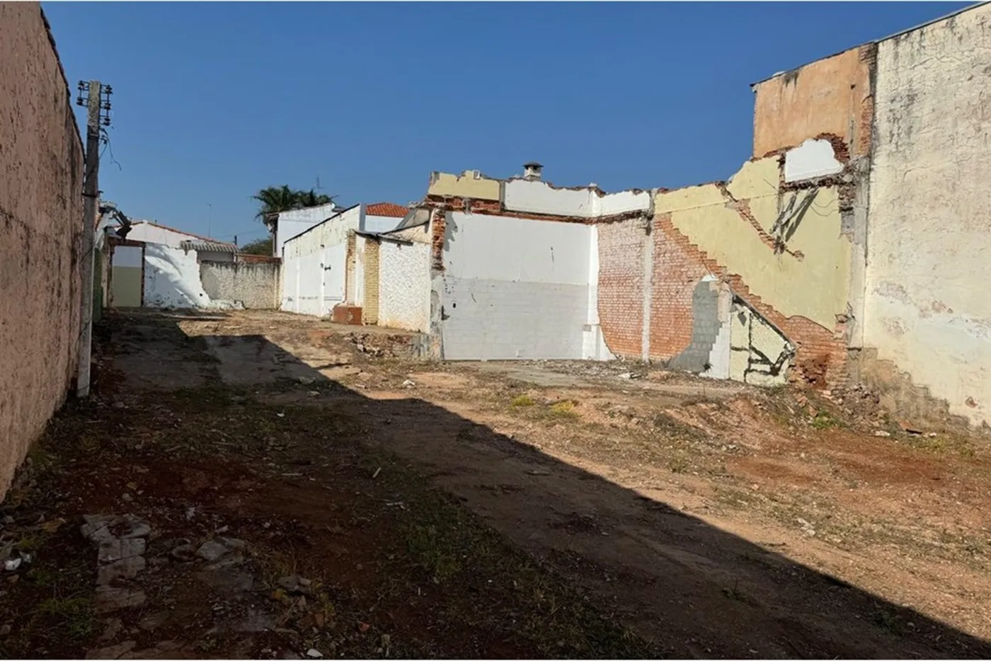CQB 946 Terreno 602301007-11 - Remax Trinity Exclusividades