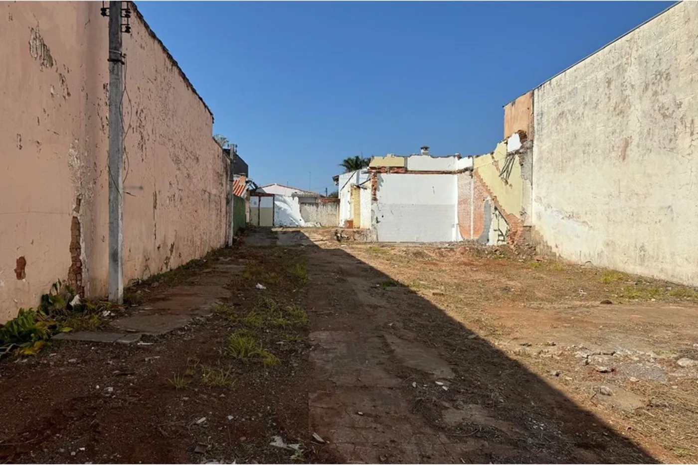 CQB 946 Terreno 602301007-11 - Remax Trinity Exclusividades
