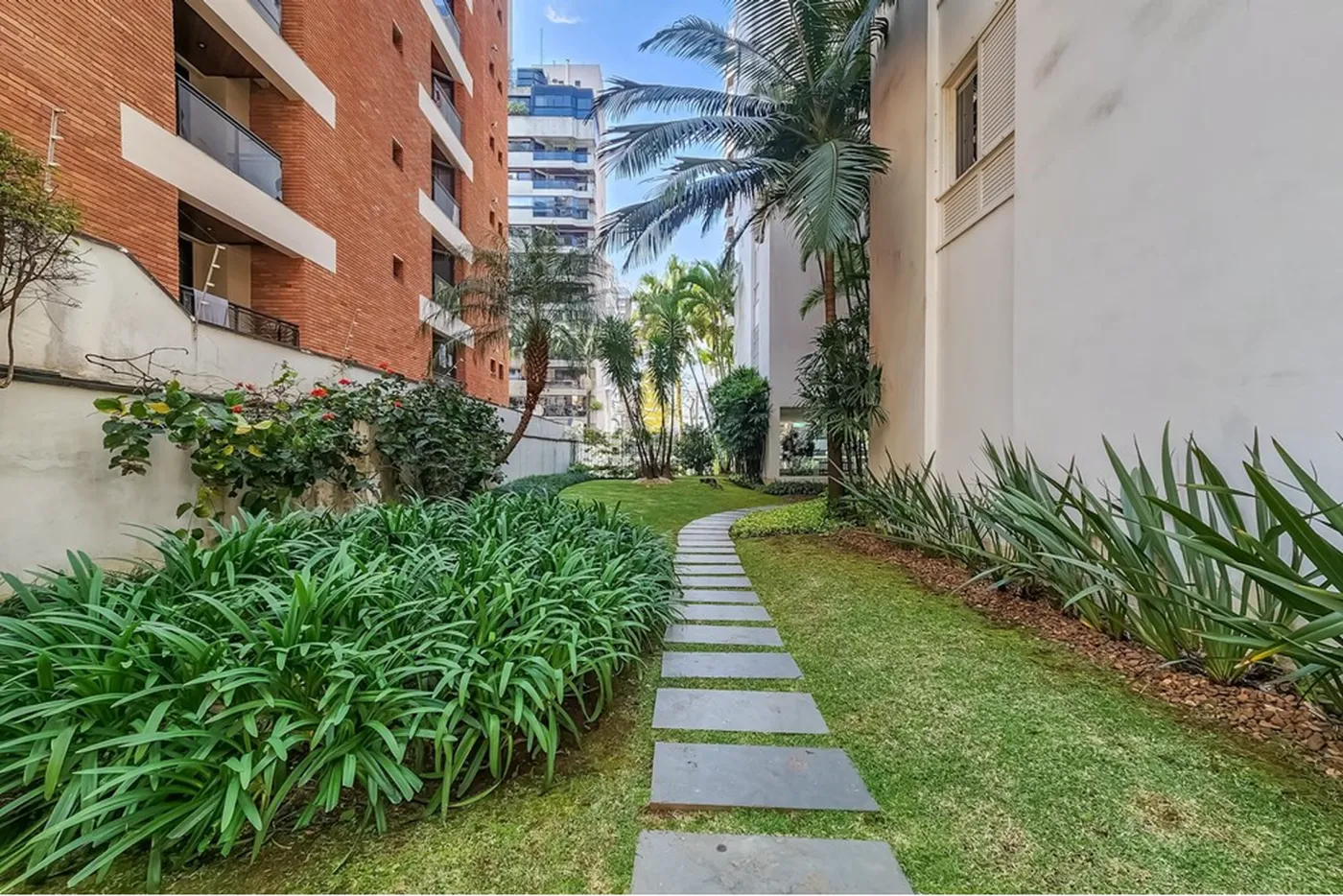 IR 200 Apto 601721032-112 - REMAX Front Exclusividades