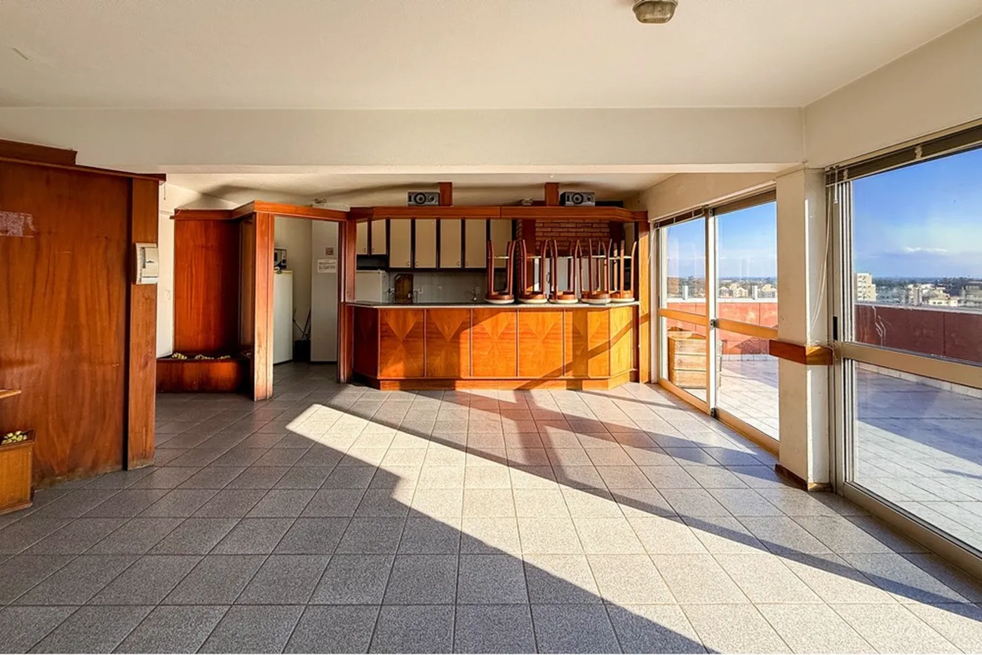 CQDJ 121 Sala 612651052-72 - REMAX Pillares Exclusividades