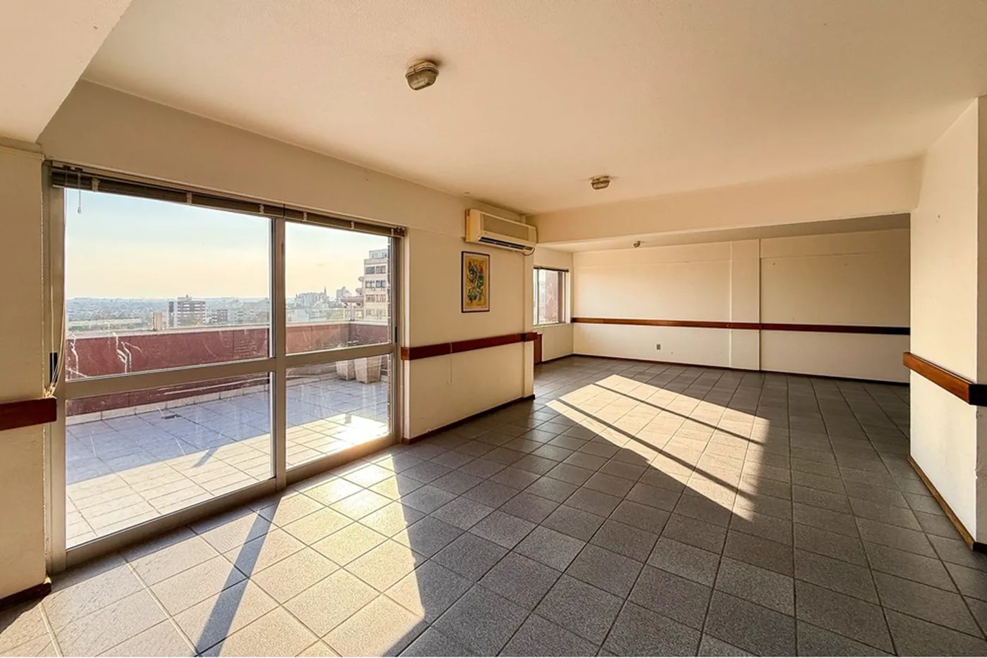 CQDJ 121 Sala 612651052-72 - REMAX Pillares Exclusividades
