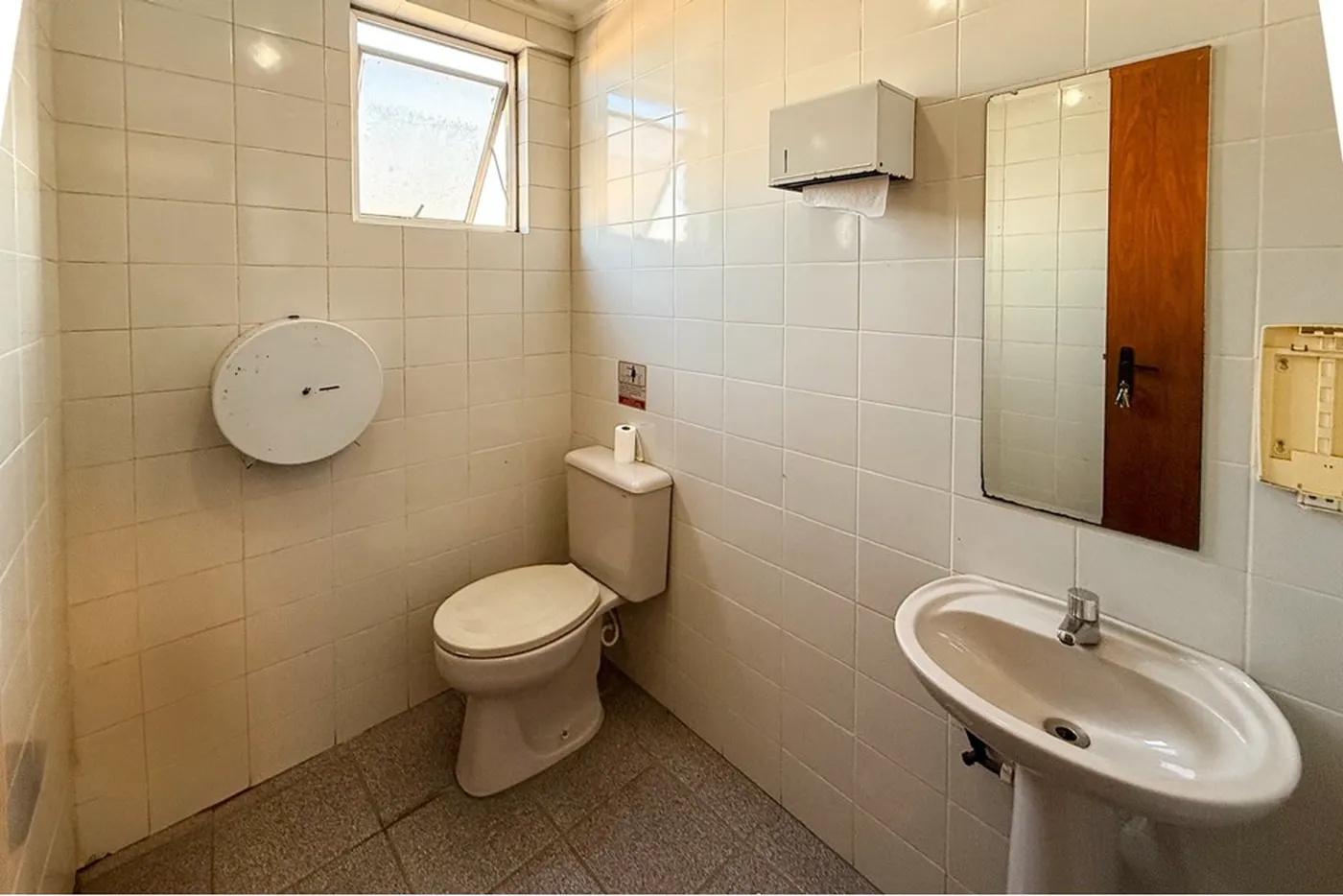 CQDJ 121 Sala 612651052-72 - REMAX Pillares Exclusividades