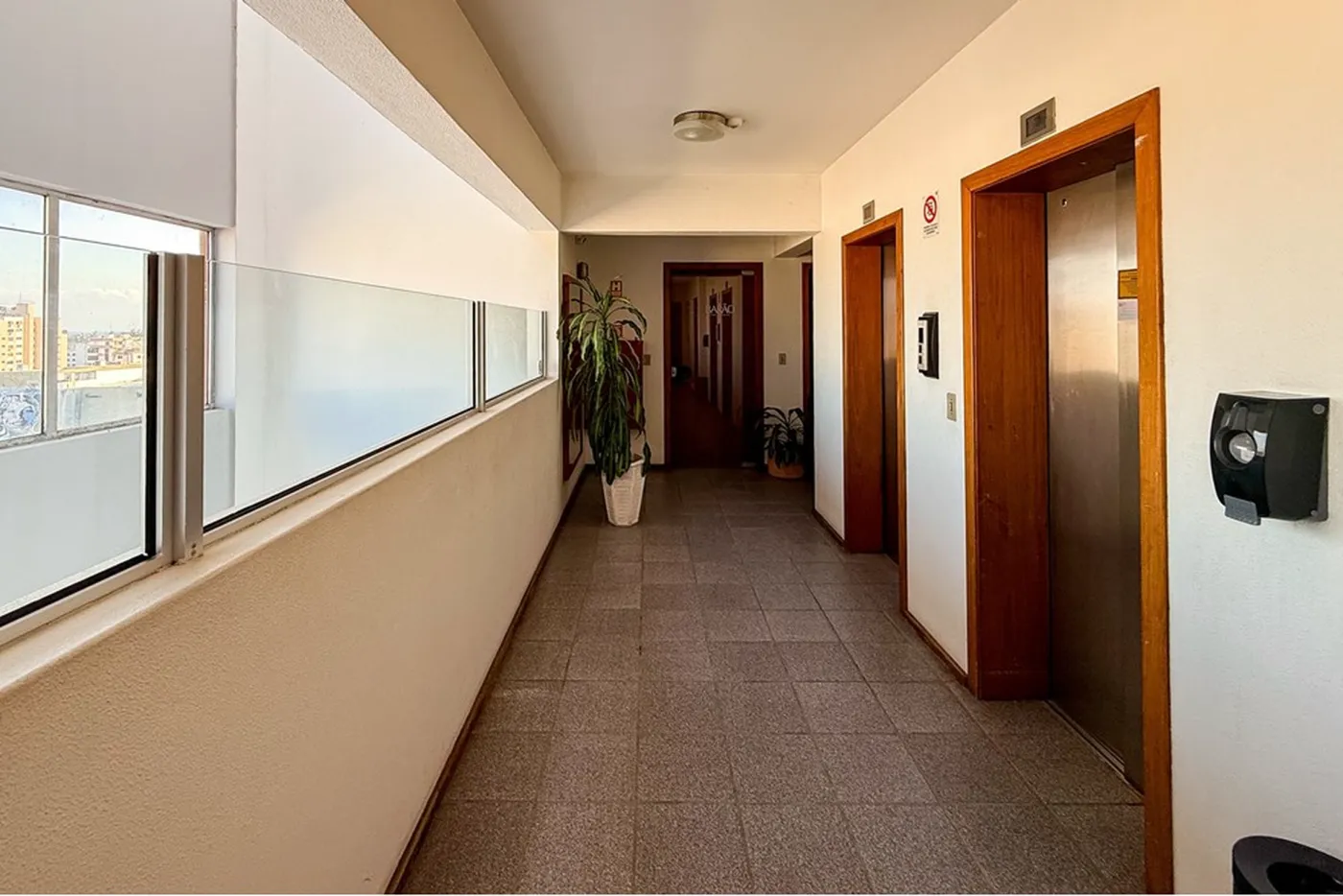 CQDJ 121 Sala 612651052-72 - REMAX Pillares Exclusividades