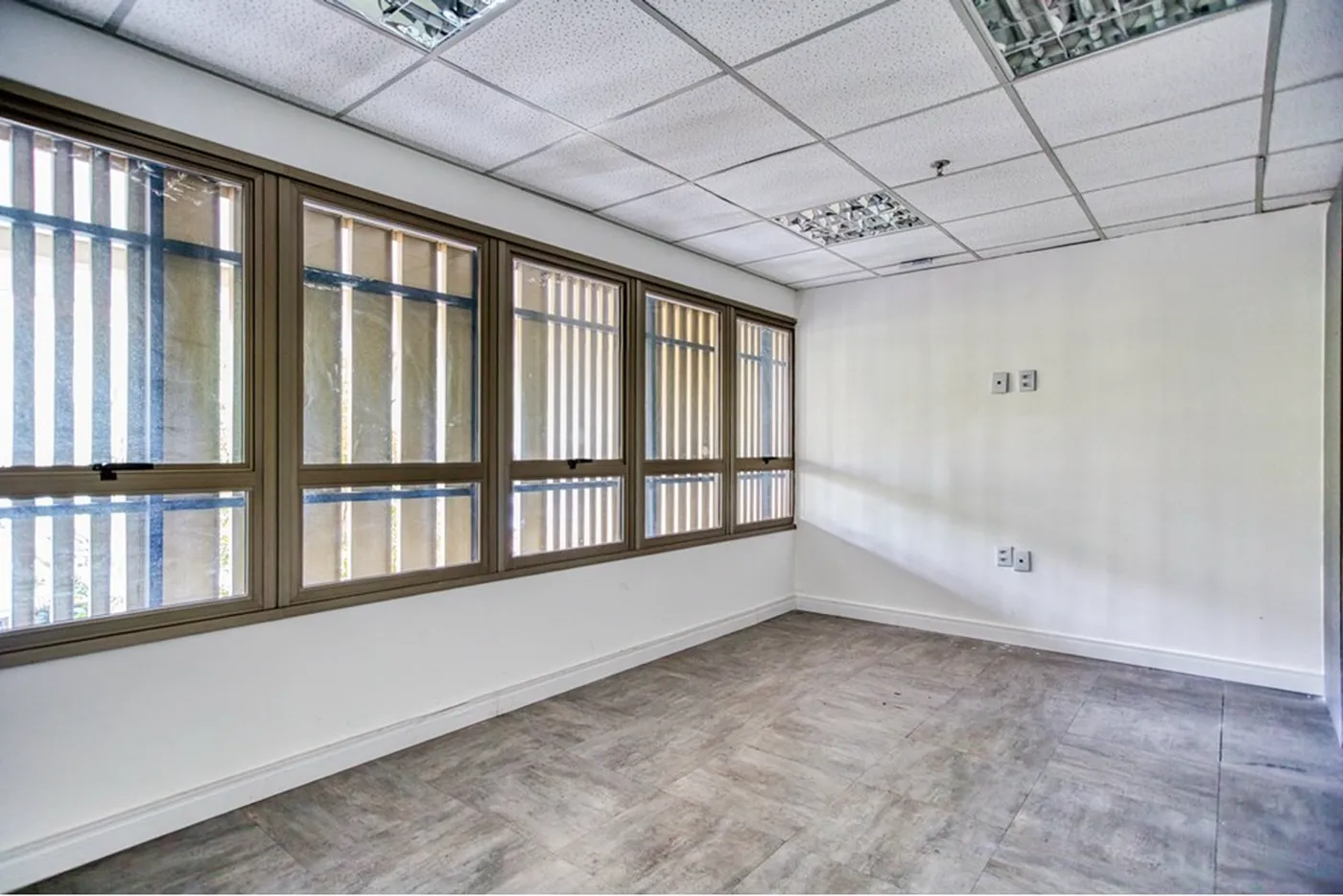 PT 446 Sala 601081092-4 - REMAX Lepex Exclusividades