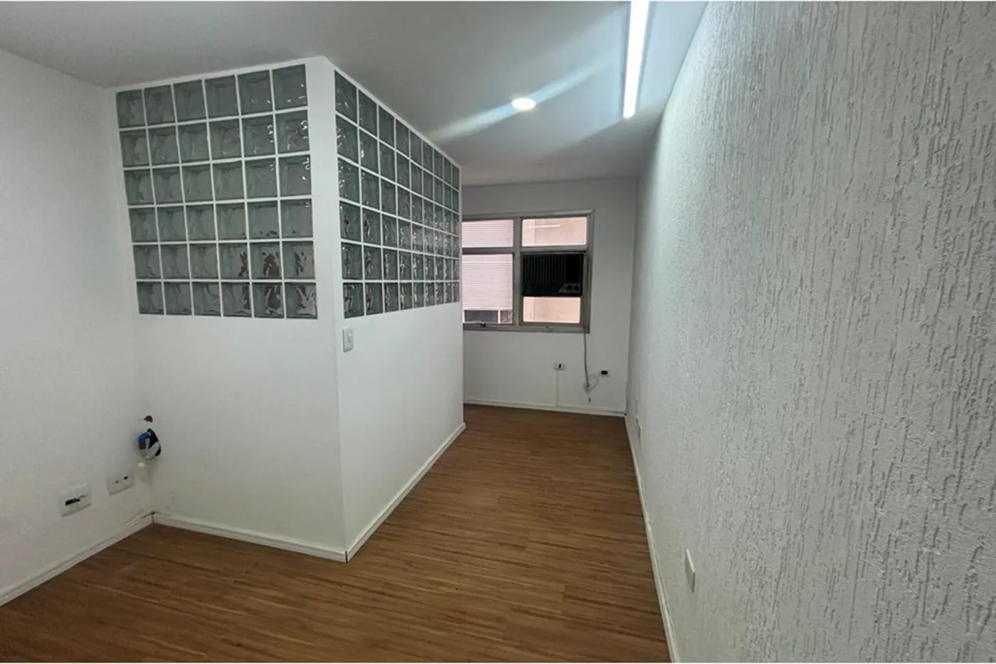 BVBLA 2466 Sala 601401007-76 - REMAX Paradisus Exclusividades