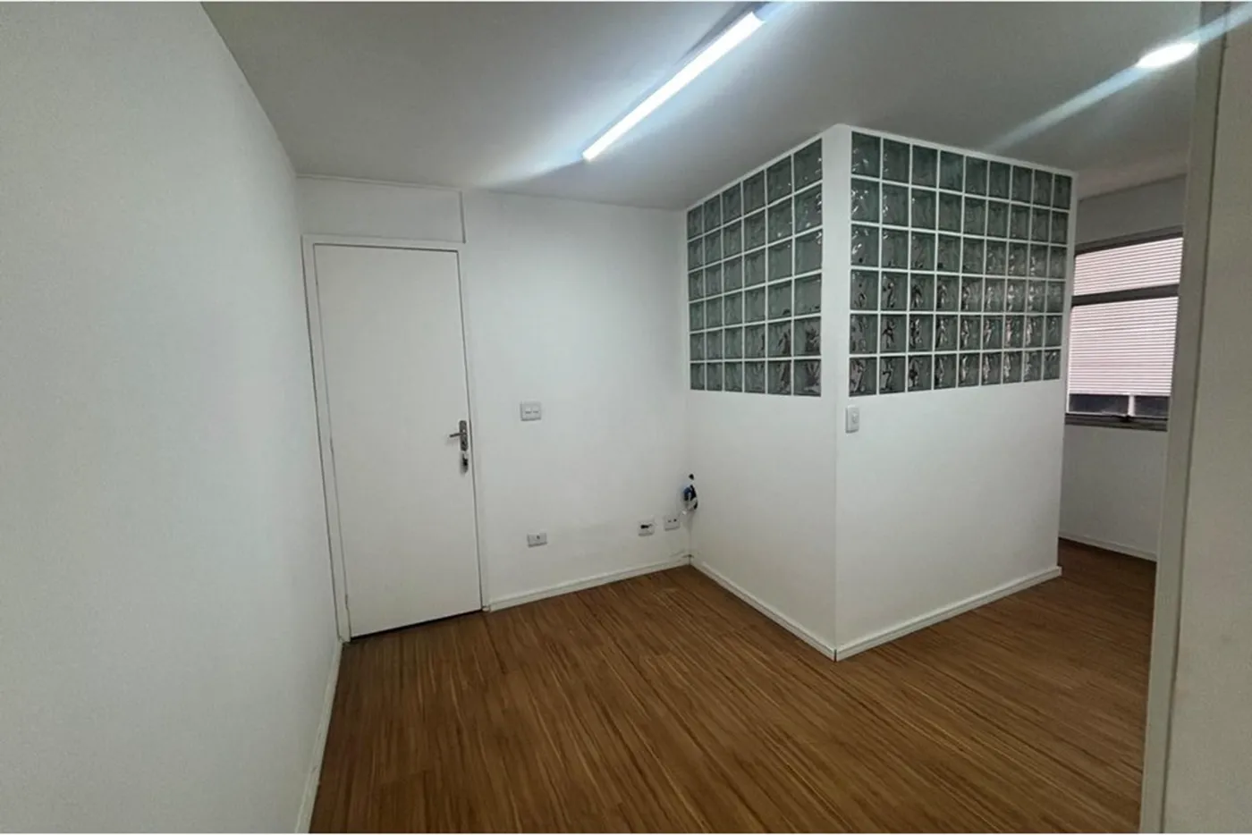 BVBLA 2466 Sala 601401007-76 - REMAX Paradisus Exclusividades