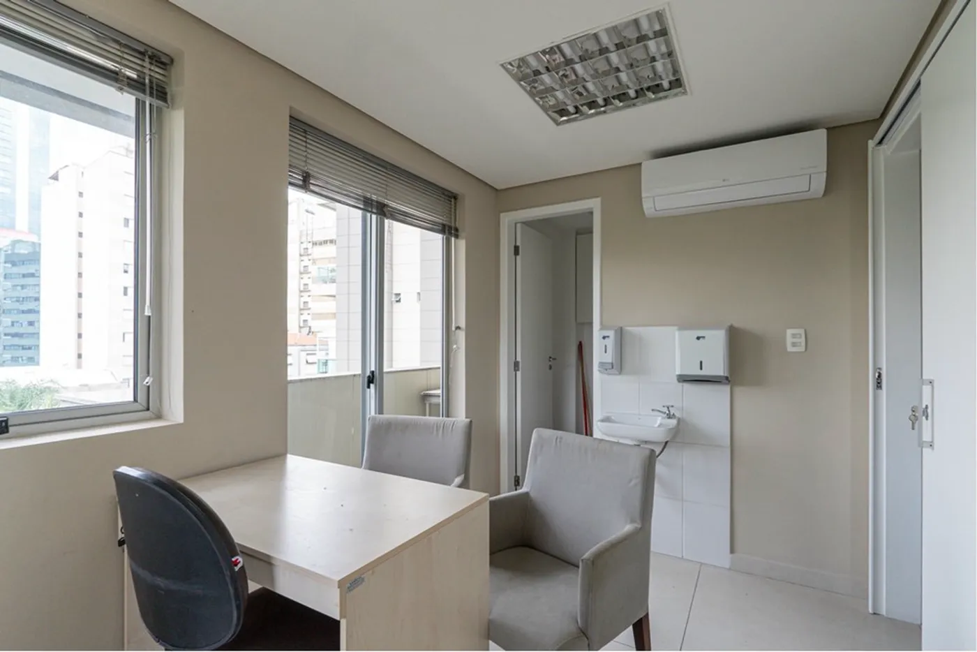 PV 1353 Sala 601401003-72 - REMAX Paradisus Exclusividades